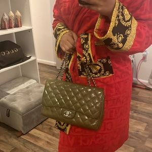 Chanel single flap Olive green patent leather. Jumbo.